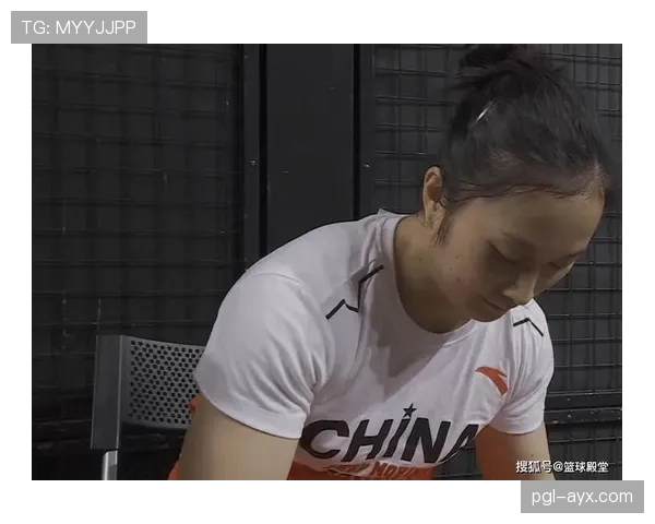 刚刷到廖秋云背着定制大牌去早点摊排队，旁边大妈表情绝了